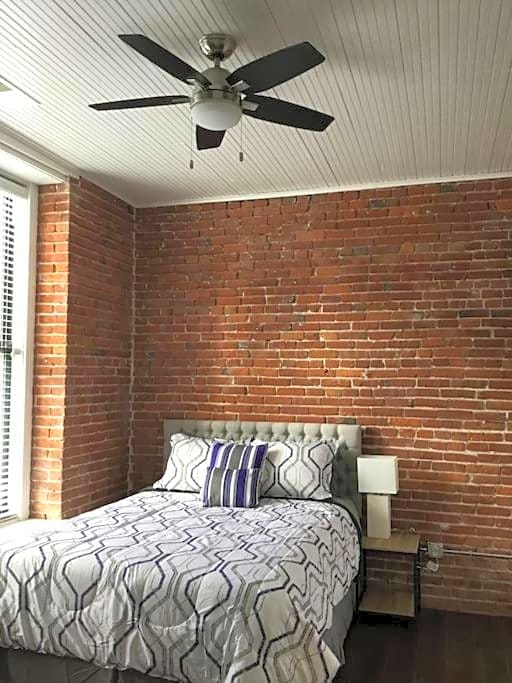 1480Sq ft 2BR 2BA LOFT Downtown KC Historic Build