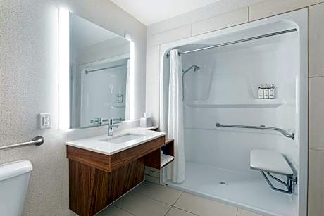Standard King Room with Mobility Accessible Tub