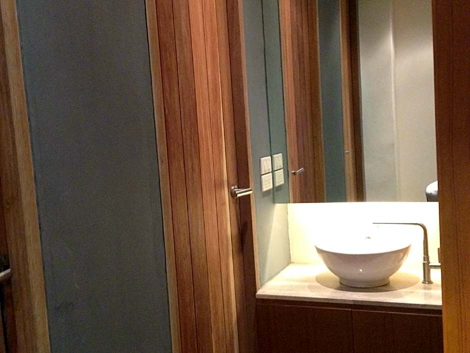 5ive Beach House Hotel