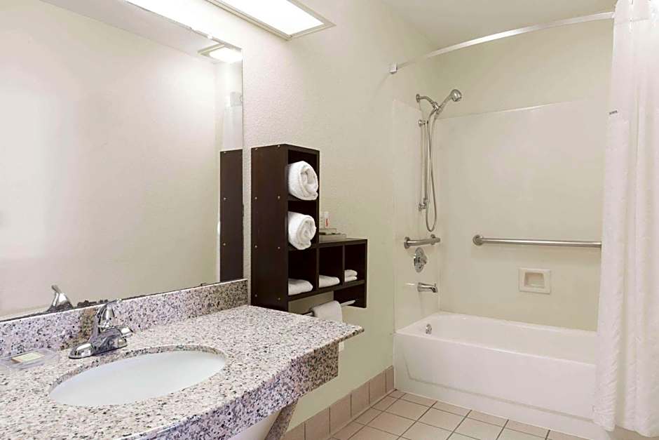 Super 8 by Wyndham Houston/NASA/Webster Area