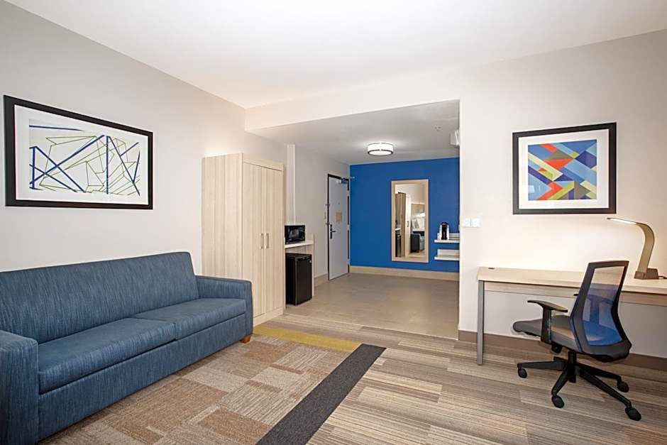 Holiday Inn Express & Suites Phoenix - Glendale Sports Dist By IHG