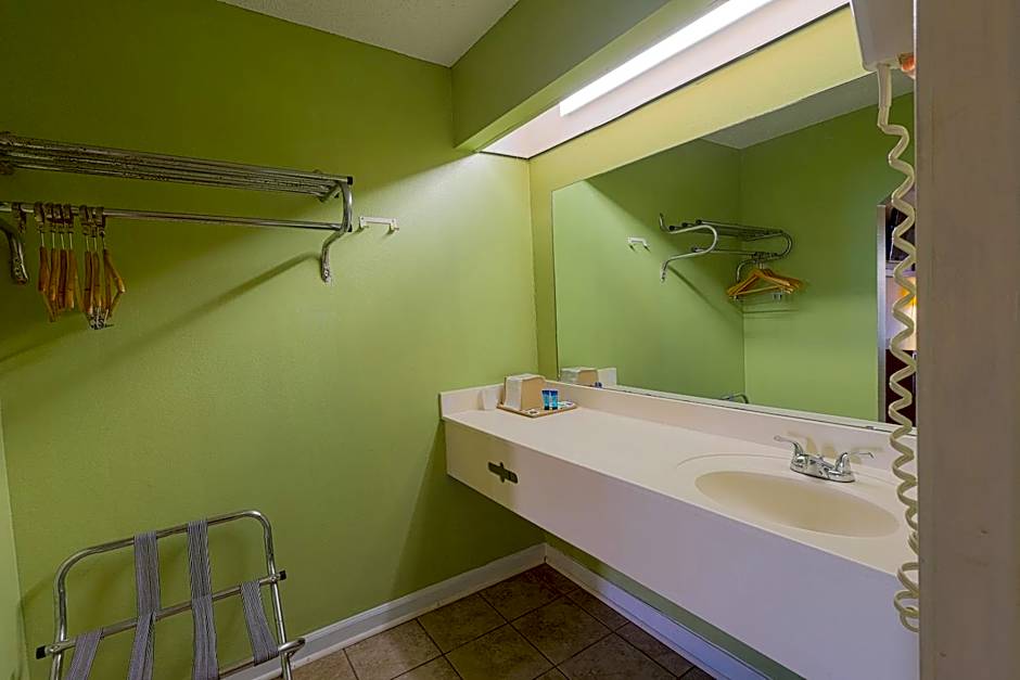 OYO Hotel Brownsville TN I-40