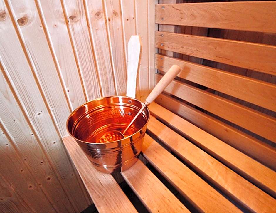 Easy Livin' Apartment Hotel