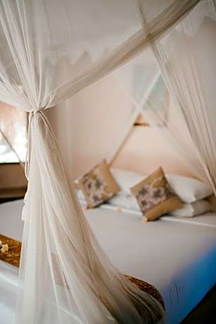 One-Bedroom Bungalow with Garden View