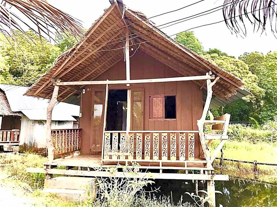 Frog Garden Hut