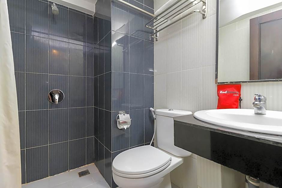 RedDoorz Plus @ Grand Populer Hotel Makassar