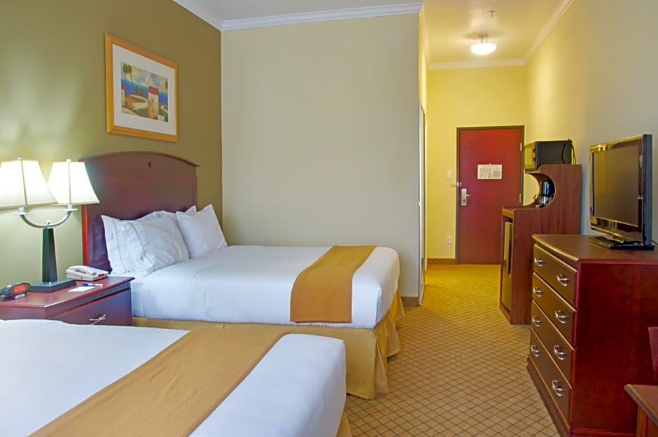 Holiday Inn Express Hotel & Suites Winnie, an IHG Hotel