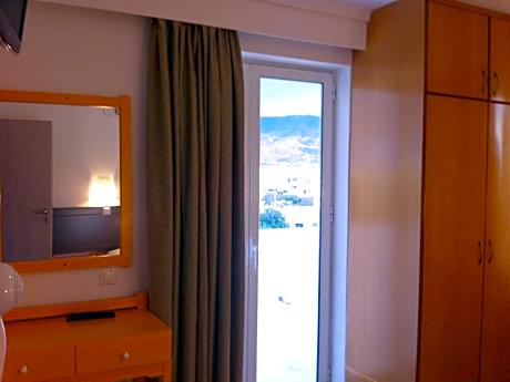 One-Bedroom Apartment with Sea View (2-3 Adults)