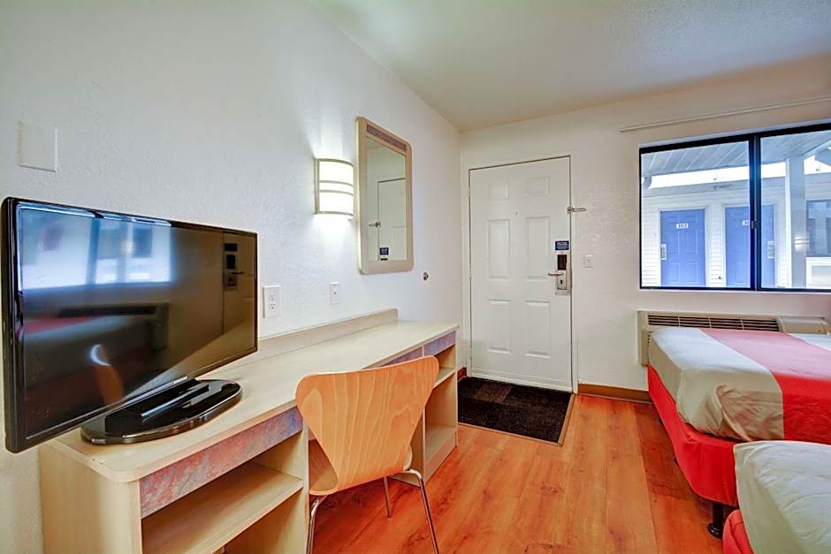 Motel 6-Southington, CT - Hartford