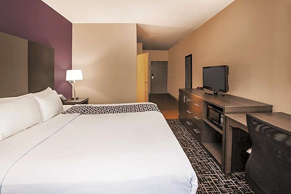 La Quinta Inn & Suites by Wyndham Indianapolis North At Pyramids