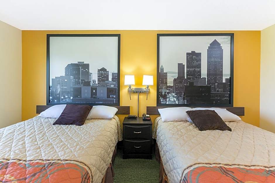 Super 8 by Wyndham Perry IA