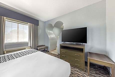 Suite-1 King Bed, Non-Smoking, Whirlpool, Pillow Top Mattress, Microwave And Refrigerator, Sofabed, 