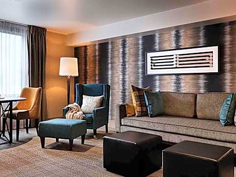 One-Bedroom King Suite with Lake View
