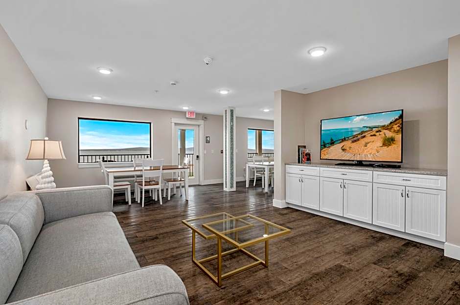 Gold Coast Inn ⁀➷ Breathtaking Sunsets ➠ Standard Lake View Room ➠ 106