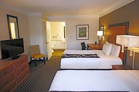 Deluxe Double Room with Two Double Beds - Mobility/Hearing Accessible with Roll-In Shower - Non-Smoking