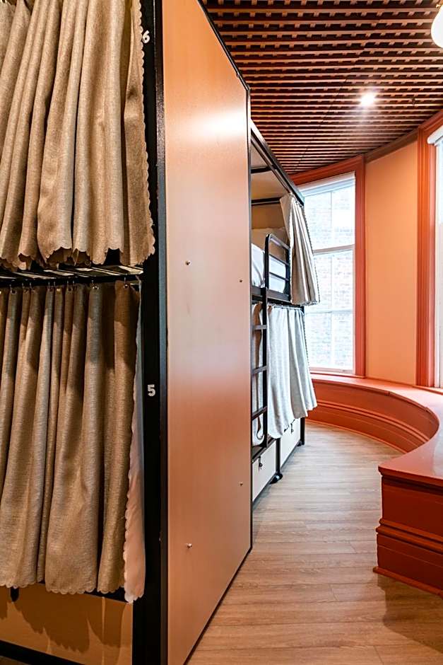 Auberge Jeunesse QBEDS Hostel