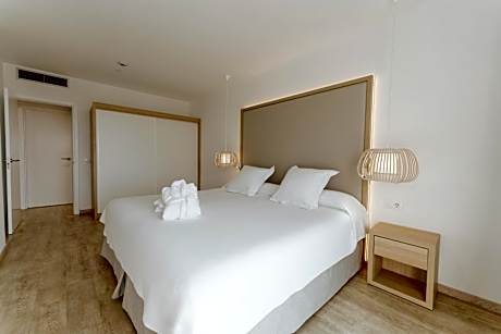 Double or Twin Room with Sea View