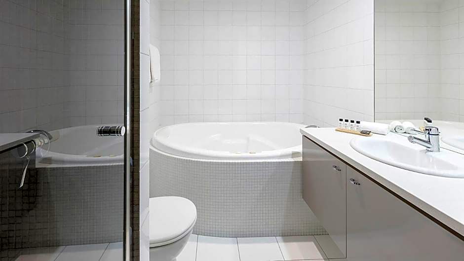 Oaks Adelaide Embassy Suites