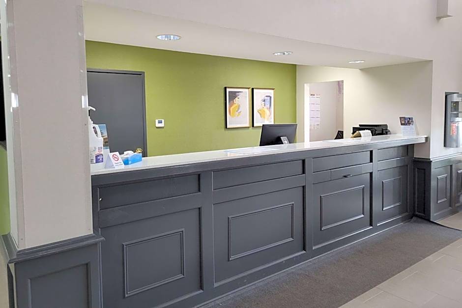 Super 8 by Wyndham Aurora/Naperville Area