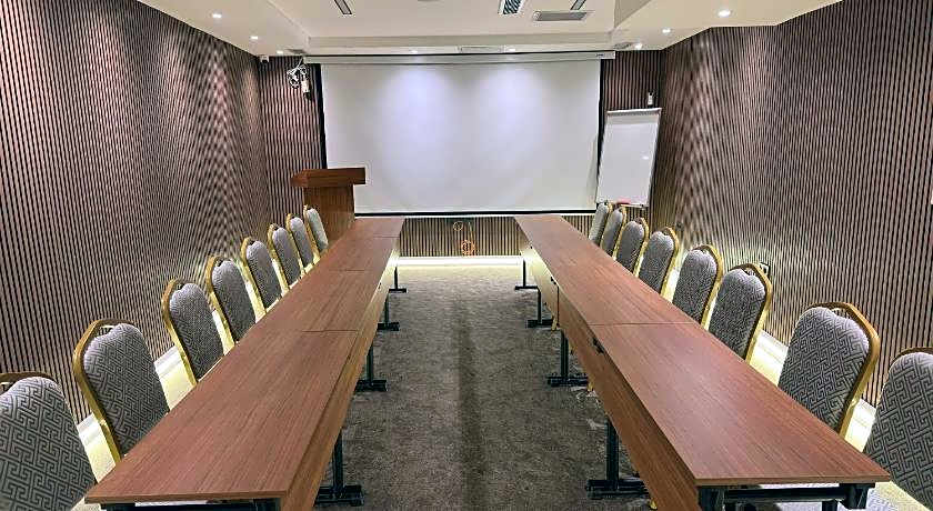 Operla Airport Hotels, Trademark Collection by Wyndham