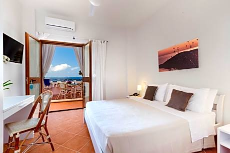 Classic Double Room with shared Terrace and Sea View