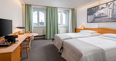 2 Single Beds Classic Room Flat Screen Televisio Fridge Free WLan AirConditioned Bathtub Full Break
