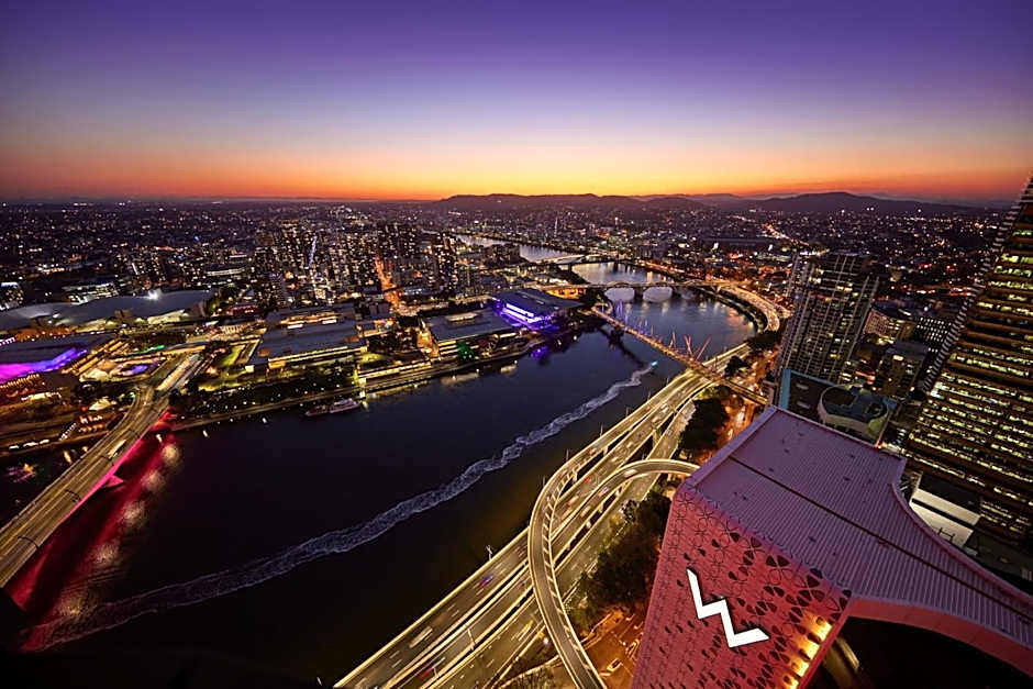 Luxury 1BR in Brisbane City River Firework View