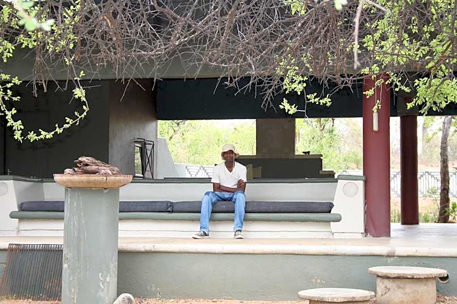 Tingala Lodge - Bed in the Bush