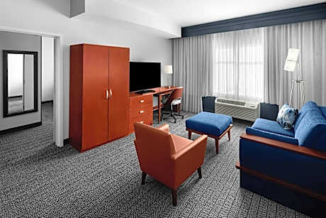 One-Bedroom King Suite with Pool View, Sofa Bed and Bathtub - Mobility Access