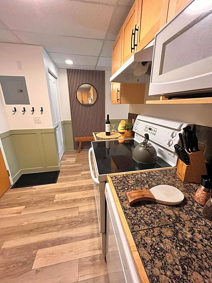 Three Peaks Getaway Jacuzzi Suite - sleeps 4