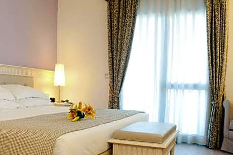 Junior Suite with Pool View