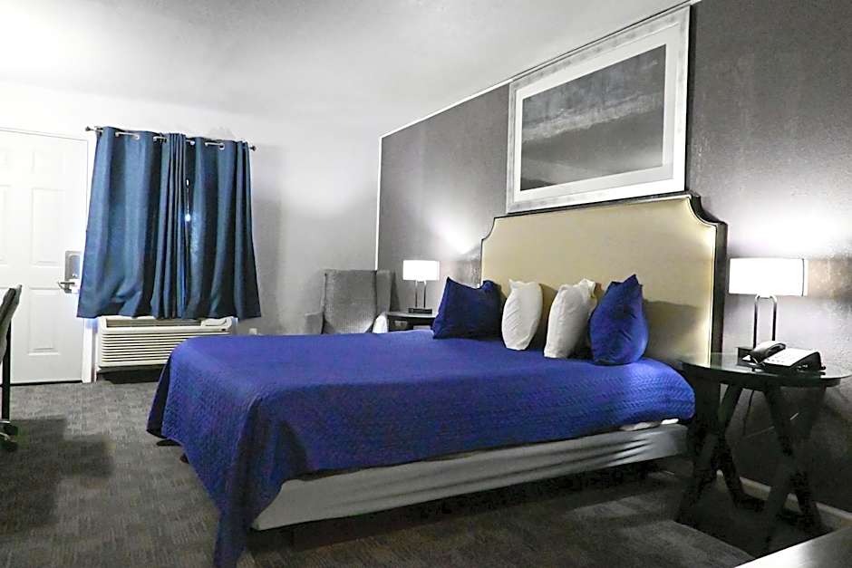 R Nite Star Inn and Suites -Home of the Cowboys & Rangers