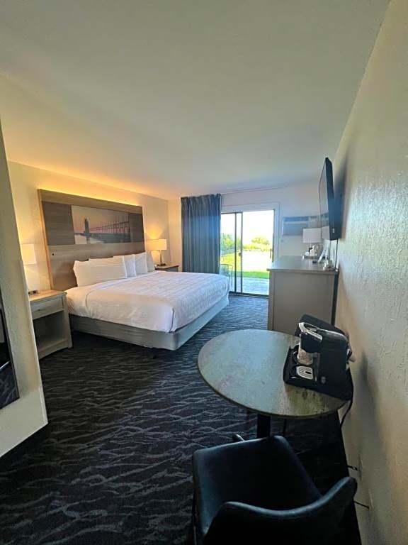 Photo 1 of 5 of Veranda 1 King Bed, Accessible, Beach View