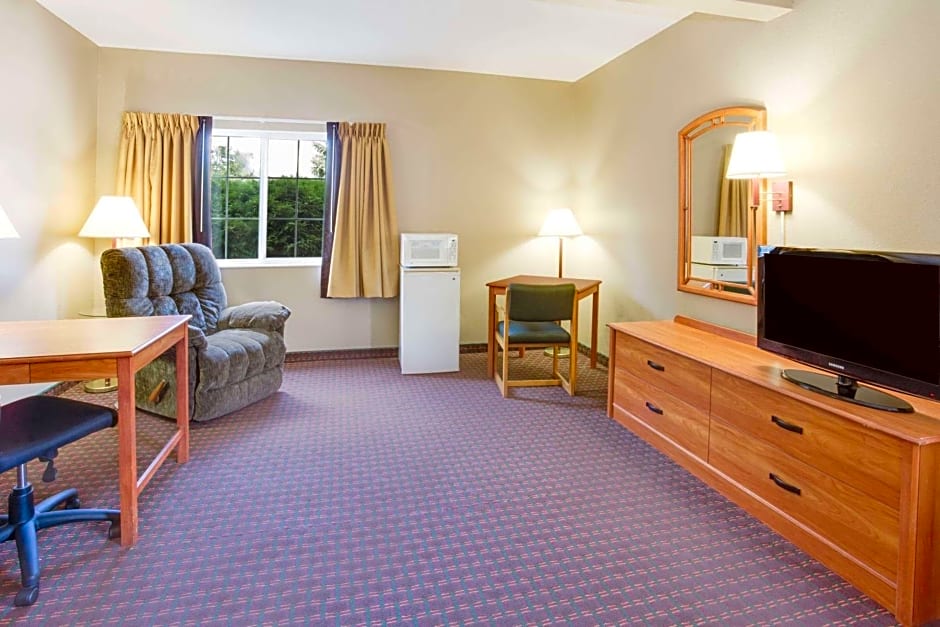 Super 8 by Wyndham Le Claire/Quad Cities