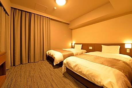 Adjoining Twin Room with Bath - Non Smoking