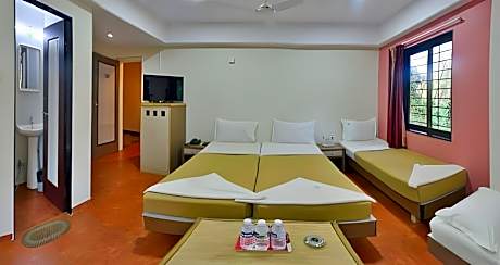 Family Room, 7 Beds - AC Temperature Fixed at 25 C, No Remote Provided