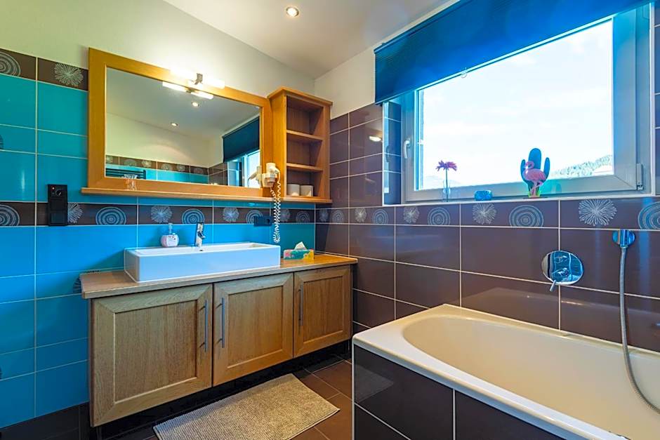 Elinas Mountain Views