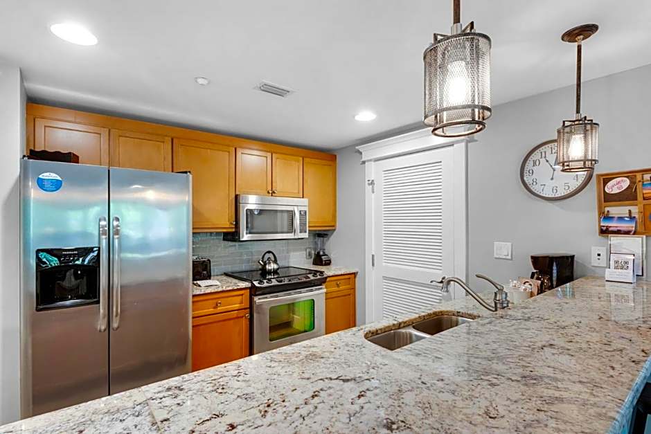 Cozy Bayside Retreat at Lasata , Stunning Panoramic Views ,Steps away from Baytowne Wharf, 3 Bedrooms 3 full baths !!