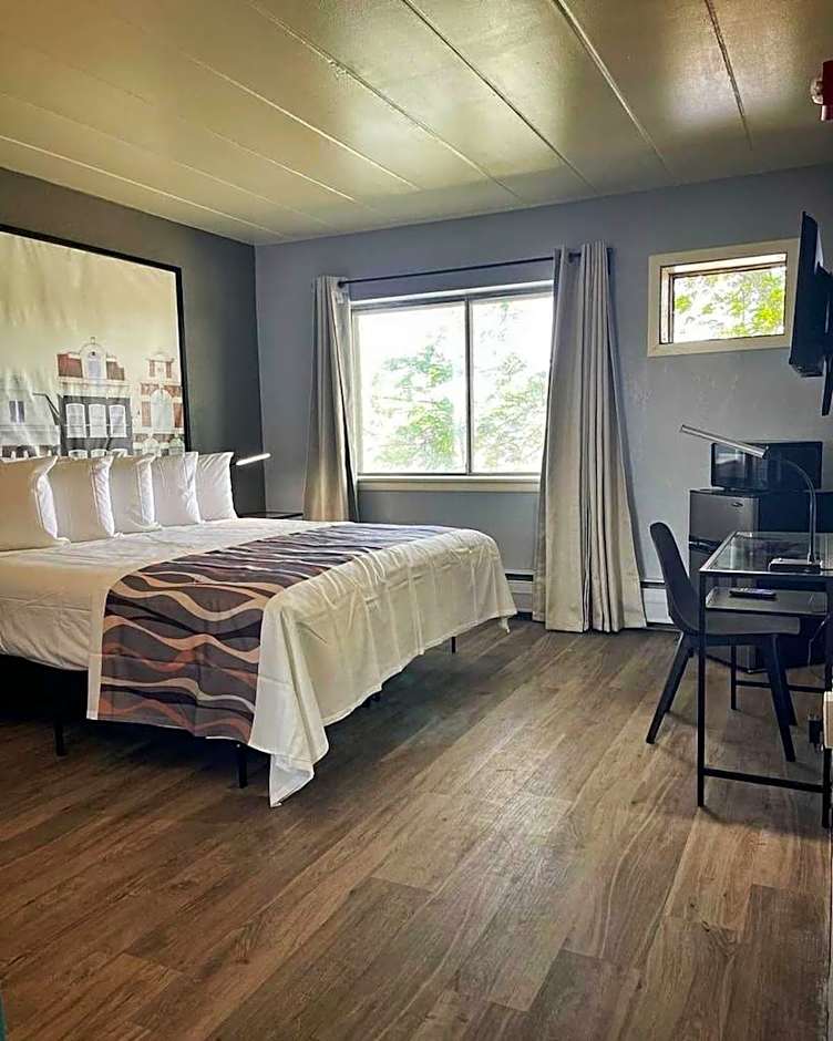 Photo 1 of 10 of Standard 1 King Bed