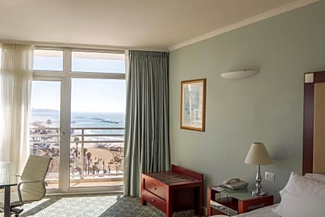 Deluxe Seaview, Guest room, 1 King, Sea view, Balcony