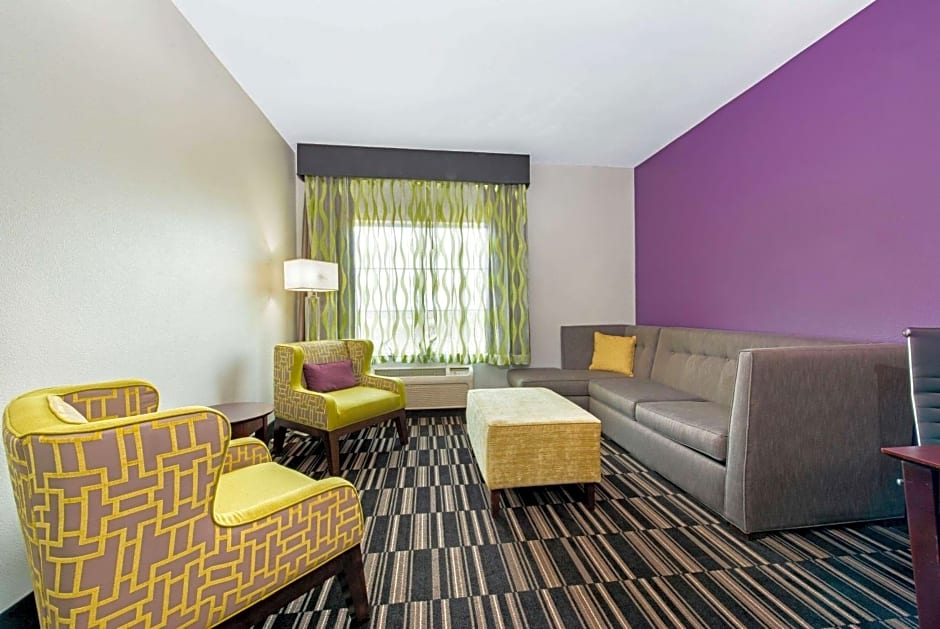 La Quinta Inn & Suites by Wyndham Bridge City