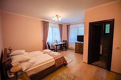 Deluxe Room (2 Adults + 1 Child)