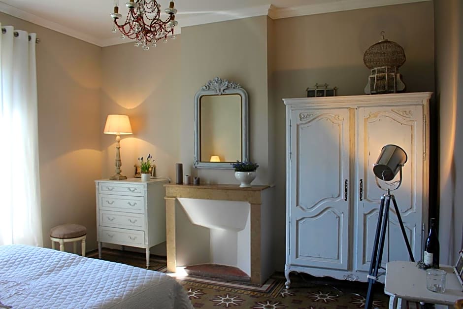 Les Romarins B&B, 10 min d'Uzès, piscine et grand jardin, Table d'hôte