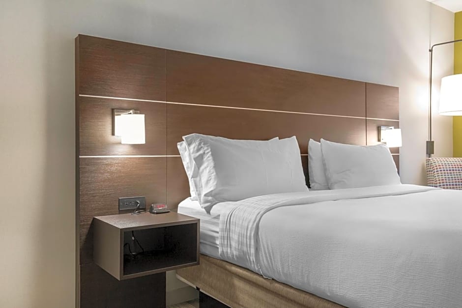 Holiday Inn Express & Suites Chicago West - St Charles By IHG