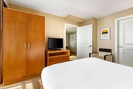 1 Bedroom Ocean Front Suite 1 Qn And Sofabed