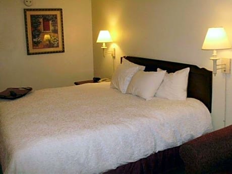 1 Queen Bed, Smoking