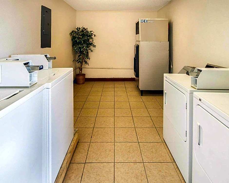 Econo Lodge Inn & Suites El Paso