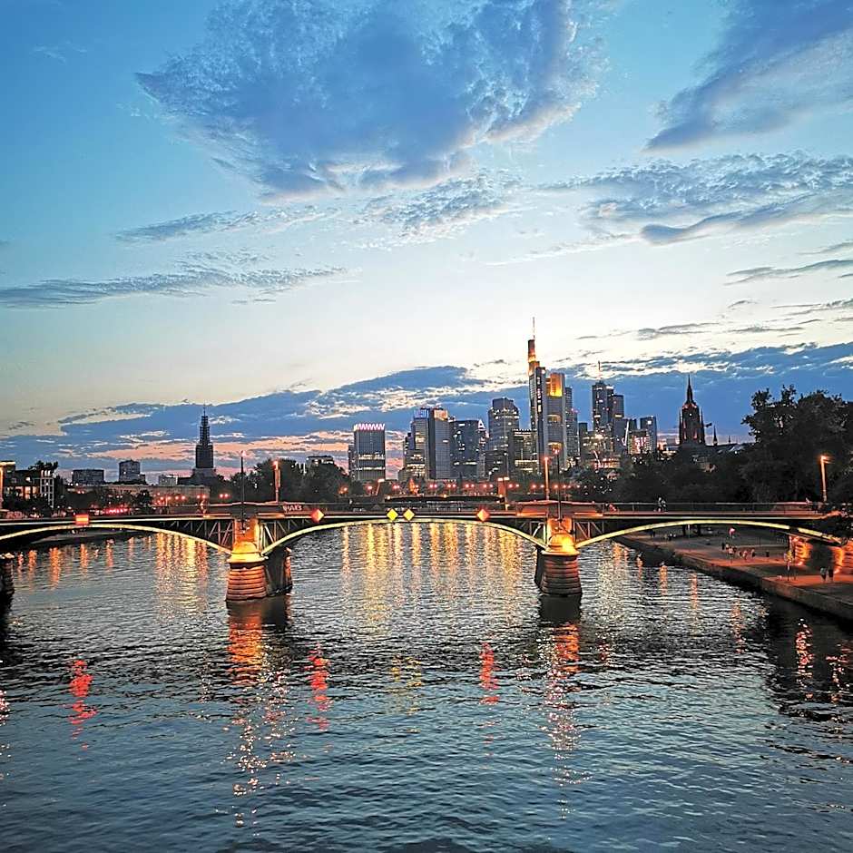 Plaza Hotel & Living Frankfurt