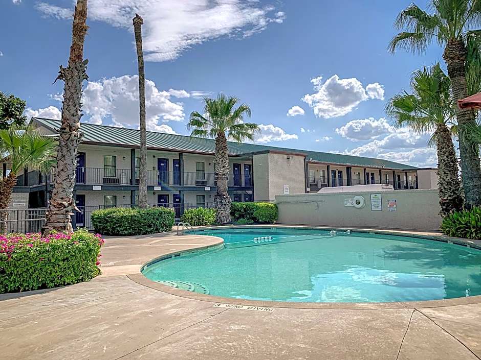 Studio 6 Laredo, Tx - North I-35