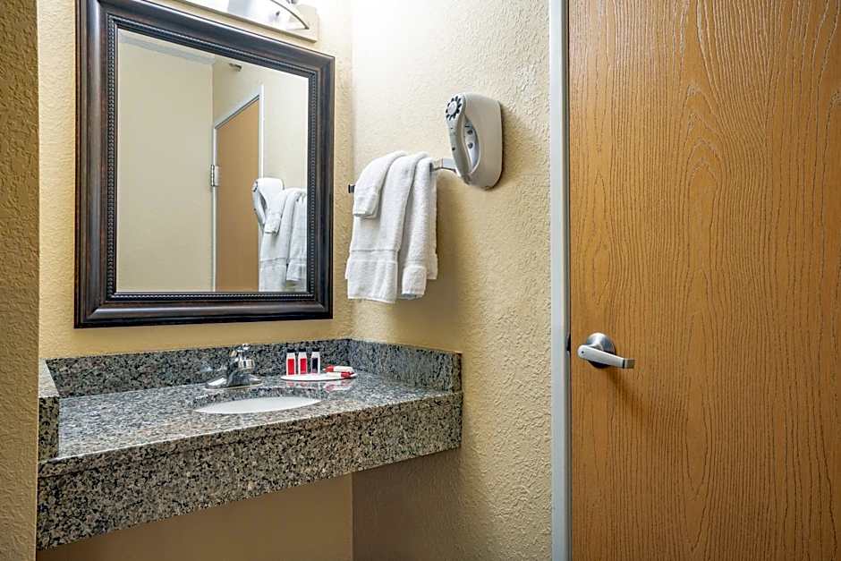 Baymont by Wyndham Lakeville